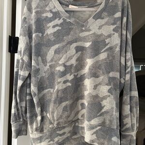 Women's Gray Camo V-Neck Lightweight Sweater Size Small